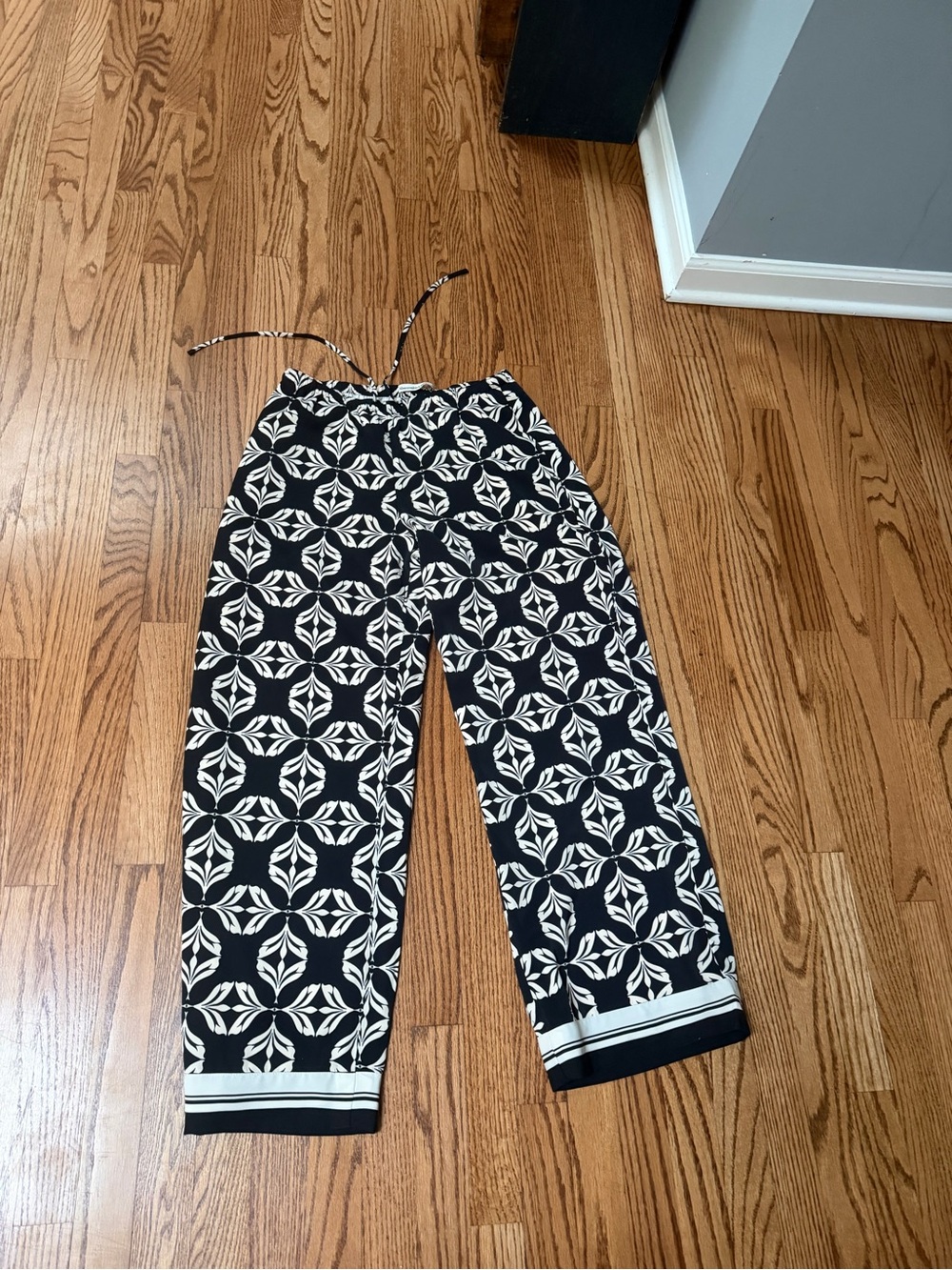 Abercrombie & Fitch Black and White Geometric Drawstring Joggers